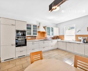 IBA U NÁS!Rodinný 6i dom-sídlo, 9008m2 pozemok, Nová Baňa