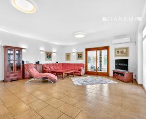 Na predaj rodinný 6i dom-sídlo, 9008m2 pozemok, Nová Baňa