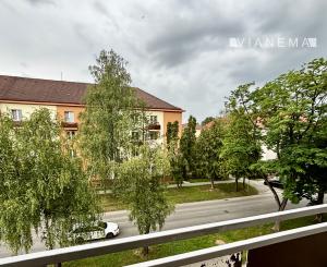 Na predaj 2 izbový byt, balkón, 3 pivnice, tehla, Humenné
