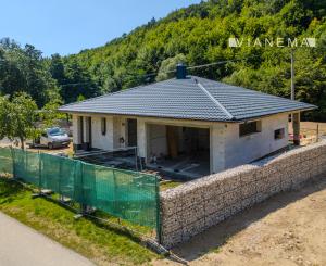 🏡 Luxusný nový 3-izbový bungalov s dvojgarážou