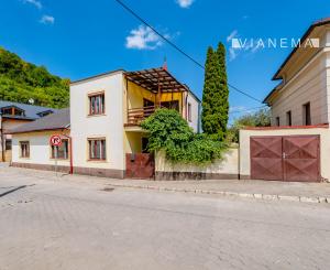 Rozsiahly rodinný dom s garážou + útulný apartmán Gelnica 🏡