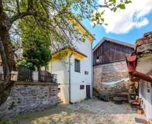 Rozsiahly rodinný dom s garážou + útulný apartmán Gelnica 🏡