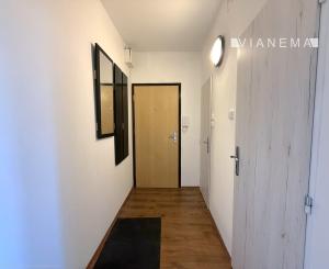 NA PREDAJ 1-IZBOVÝ BYT S BALKÓNOM BRATISLAVA-DÚBRAVKA