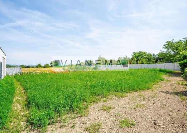 IBA U NÁS! Ponúkame stavebný pozemok, Slovenský Grob