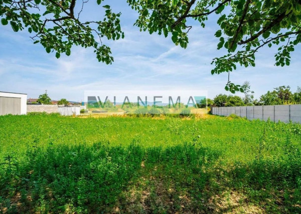 IBA U NÁS! Ponúkame stavebný pozemok, Slovenský Grob