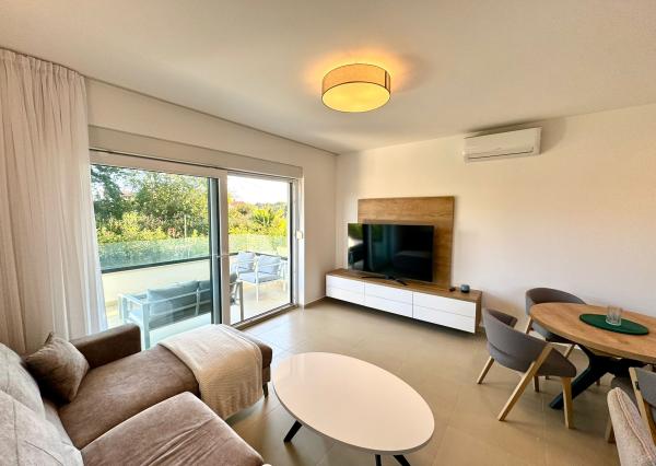 IBA U NÁS! Zariadený 3-izbový apartmán s parkovaním Vila Ugljan