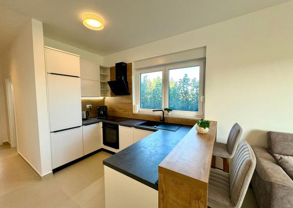 IBA U NÁS! Zariadený 3-izbový apartmán s parkovaním Vila Ugljan