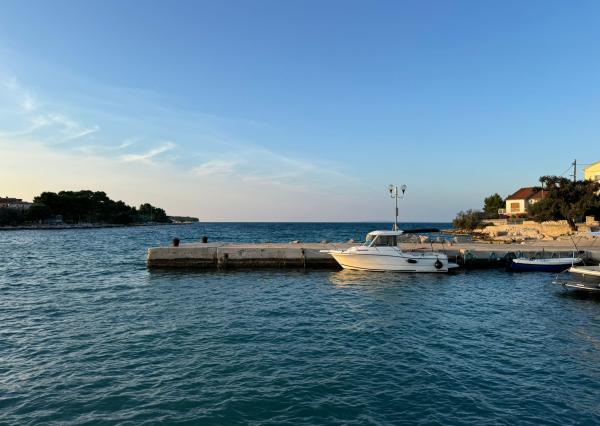 IBA U NÁS! Zariadený 3-izbový apartmán s parkovaním Vila Ugljan