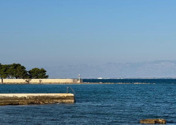 IBA U NÁS! Zariadený 3-izbový apartmán s parkovaním Vila Ugljan