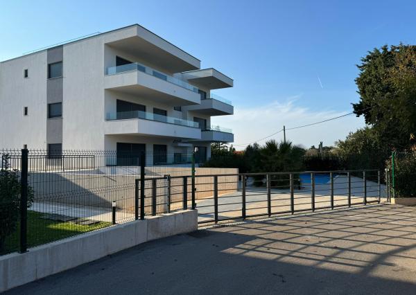 IBA U NÁS! Zariadený 3-izbový apartmán s parkovaním Vila Ugljan