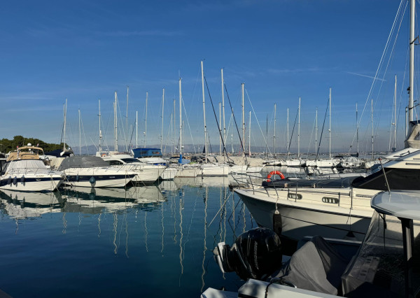 IBA U NÁS! Zariadený 3-izbový apartmán s parkovaním Vila Ugljan