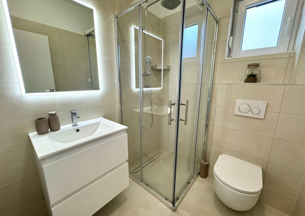 IBA U NÁS! Zariadený 4-izbový apartmán s parkovaním Vila Ugljan