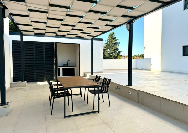 IBA U NÁS! Zariadený 4-izbový apartmán s parkovaním Vila Ugljan