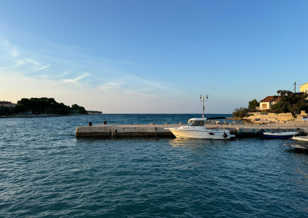 IBA U NÁS! Zariadený 4-izbový apartmán s parkovaním Vila Ugljan