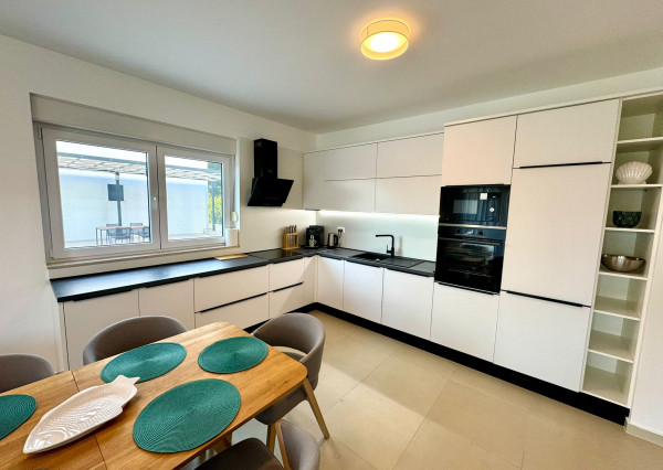 IBA U NÁS! Zariadený 4-izbový apartmán s parkovaním Vila Ugljan