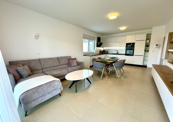 IBA U NÁS! Zariadený 4-izbový apartmán s parkovaním Vila Ugljan