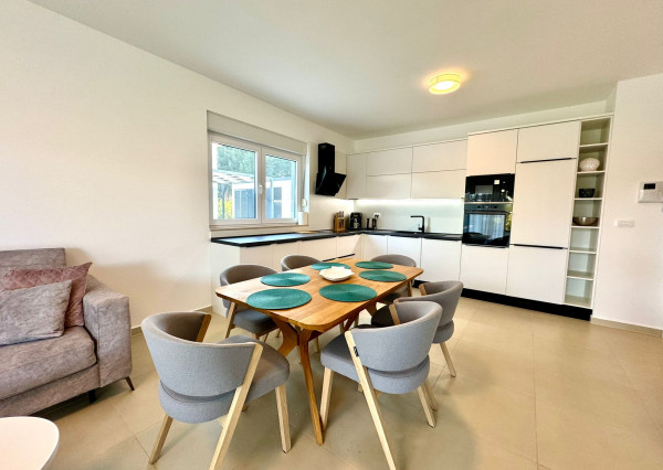 IBA U NÁS! Zariadený 4-izbový apartmán s parkovaním Vila Ugljan