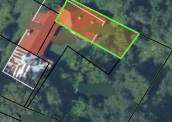 Chalupa na spoločnom pozemku pod horami nad obcou Haluzice