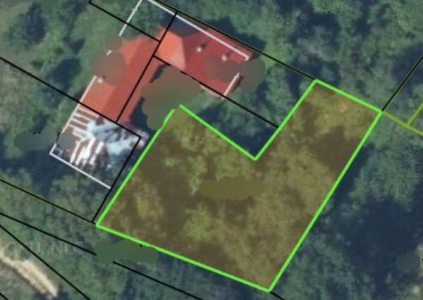 Chalupa na spoločnom pozemku pod horami nad obcou Haluzice