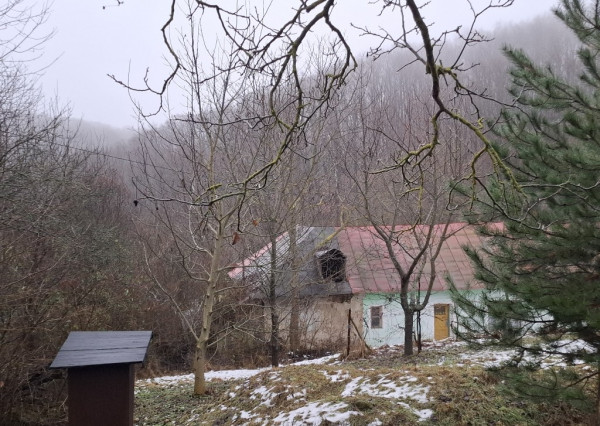 Chalupa na spoločnom pozemku pod horami nad obcou Haluzice
