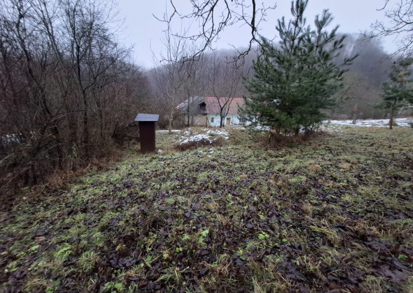 Chalupa na spoločnom pozemku pod horami nad obcou Haluzice