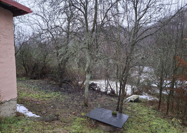 Chalupa na spoločnom pozemku pod horami nad obcou Haluzice