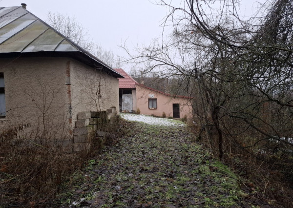 Chalupa na spoločnom pozemku pod horami nad obcou Haluzice