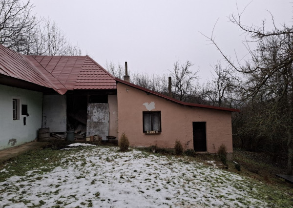 Chalupa na spoločnom pozemku pod horami nad obcou Haluzice