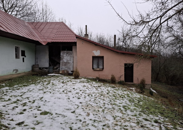 Chalupa na spoločnom pozemku pod horami nad obcou Haluzice