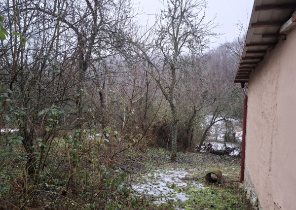 Chalupa na spoločnom pozemku pod horami nad obcou Haluzice