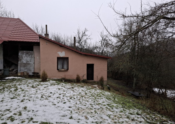 Chalupa na spoločnom pozemku pod horami nad obcou Haluzice