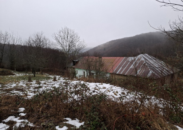 Chalupa na spoločnom pozemku pod horami nad obcou Haluzice