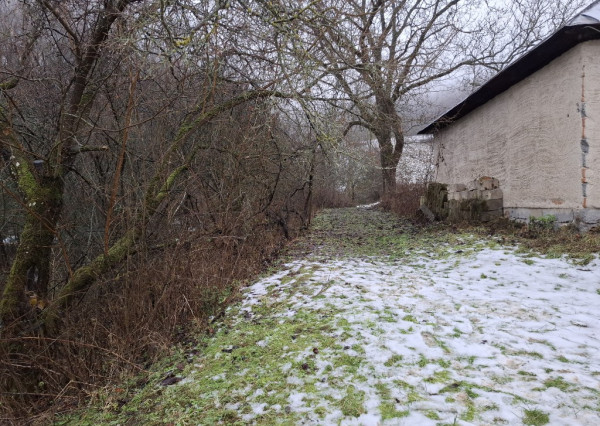 Chalupa na spoločnom pozemku pod horami nad obcou Haluzice