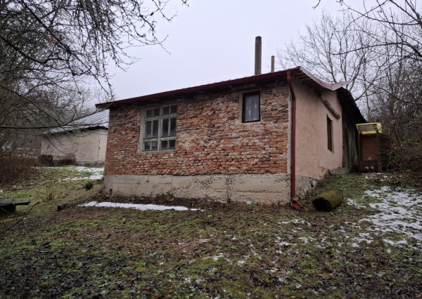 Chalupa na spoločnom pozemku pod horami nad obcou Haluzice