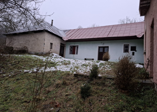 Chalupa na spoločnom pozemku pod horami nad obcou Haluzice