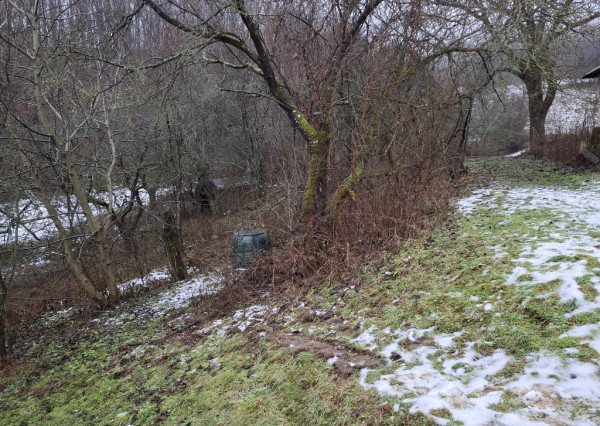 Chalupa na spoločnom pozemku pod horami nad obcou Haluzice