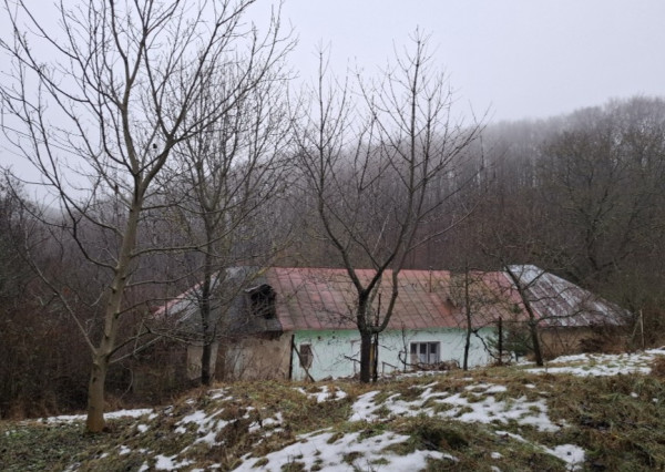 Chalupa na spoločnom pozemku pod horami nad obcou Haluzice