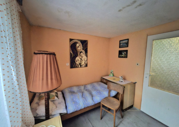 Chalupa na spoločnom pozemku pod horami nad obcou Haluzice