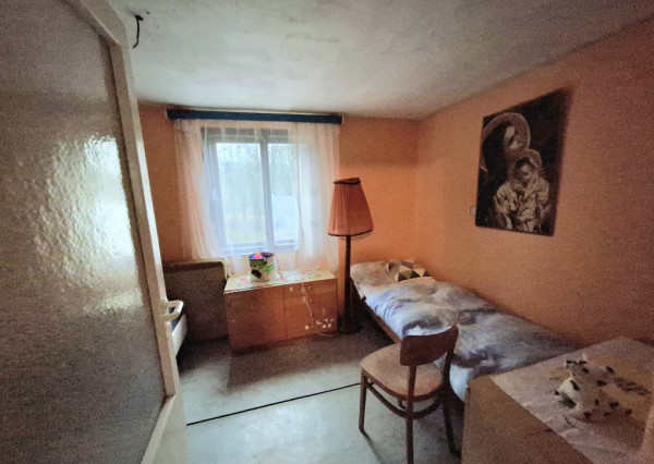 Chalupa na spoločnom pozemku pod horami nad obcou Haluzice