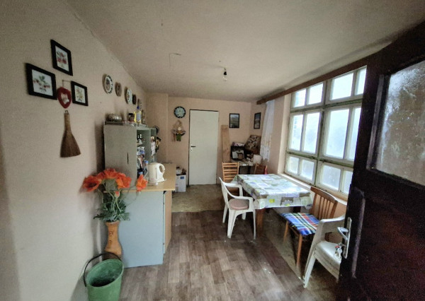 Chalupa na spoločnom pozemku pod horami nad obcou Haluzice