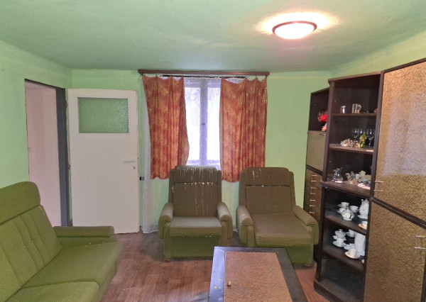 Chalupa na spoločnom pozemku pod horami nad obcou Haluzice