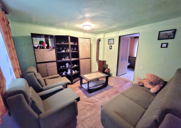 Chalupa na spoločnom pozemku pod horami nad obcou Haluzice