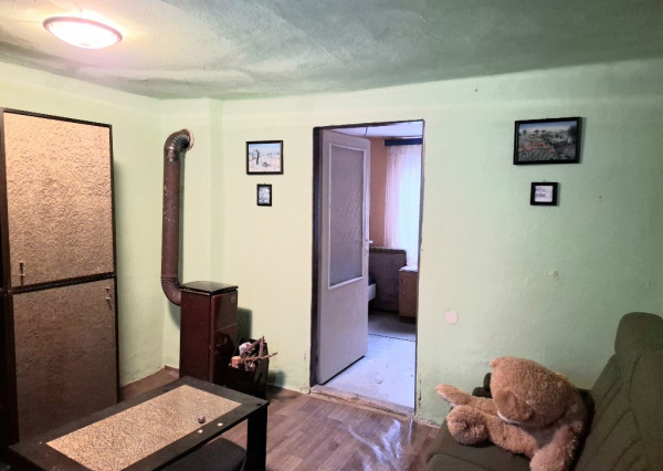 Chalupa na spoločnom pozemku pod horami nad obcou Haluzice