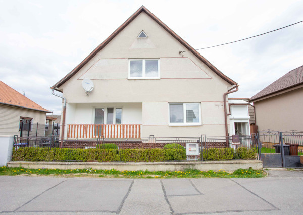 IBA U NÁS! REZERVOVANÉ! Veľký RD s úžit.200m2 a pozem.946 m2