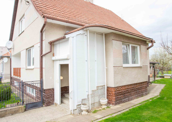 IBA U NÁS! REZERVOVANÉ! Veľký RD s úžit.200m2 a pozem.946 m2