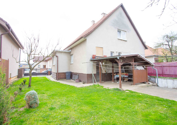 IBA U NÁS! REZERVOVANÉ! Veľký RD s úžit.200m2 a pozem.946 m2