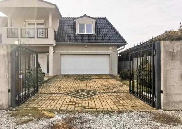 REZERVOVANÝ IBA U NÁS! Veľkorysý rodinný dom len 9 km od Nitry