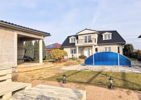 REZERVOVANÝ IBA U NÁS! Veľkorysý rodinný dom len 9 km od Nitry