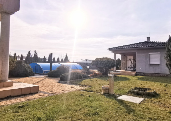 REZERVOVANÝ IBA U NÁS! Veľkorysý rodinný dom len 9 km od Nitry