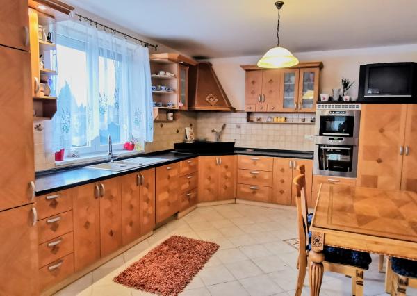 REZERVOVANÝ IBA U NÁS! Veľkorysý rodinný dom len 9 km od Nitry